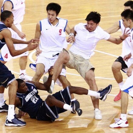 Video: ASV un Ķīnas studentu basketbola  komandas sarīko kautiņu laukumā