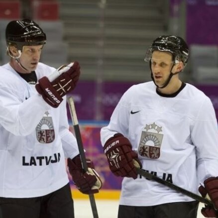 Latvijas hokejistiem nebūs pārbaudes spēles pret Austriju, treniņus aizvada nemainīgos virknējumos