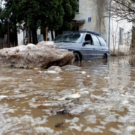 Наводнение в Огре закончилось, ликвидируют последствия