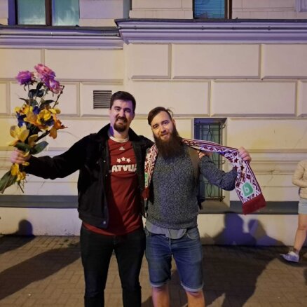 Латвийские фаны прошлись по Риге и принесли цветы к посольству Швеции