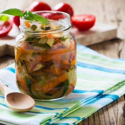 Dārzeņu salāti burciņās: 21 recepte ziemas krājumu papildināšanai