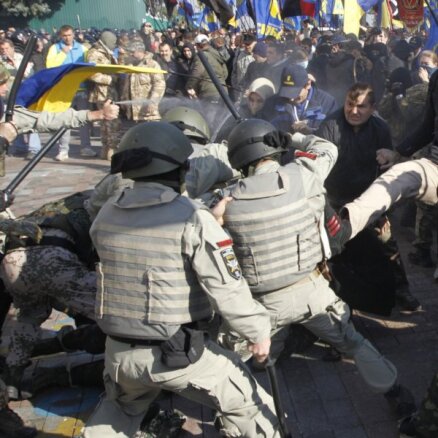 Киев: националисты забросали здание Рады коктейлями Молотова