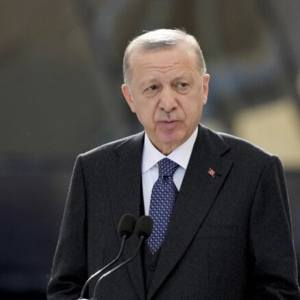 Erdogans mudina Zviedrijas premjeri izbeigt 'teroristu' grupējumu atbalstīšanu