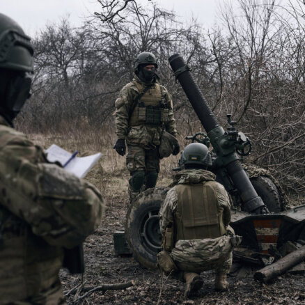 Spēku pārsviešana uz Bahmutu mazina krievu spējas pretoties Ukrainas pretuzbrukumam, secina ISW