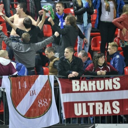 Latvijas futbola līdzjutēji Viļņā lietojuši ar neonacismu saistītu karogu