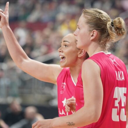 Latvijas basketbolistes rozā lentītes spēlē pieveic Slovākiju