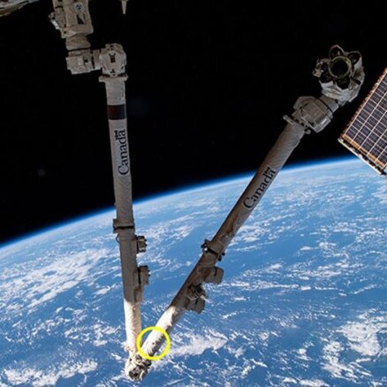 Atlūza izsit caurumu Starptautiskās kosmosa stacijas robotizētajā rokā