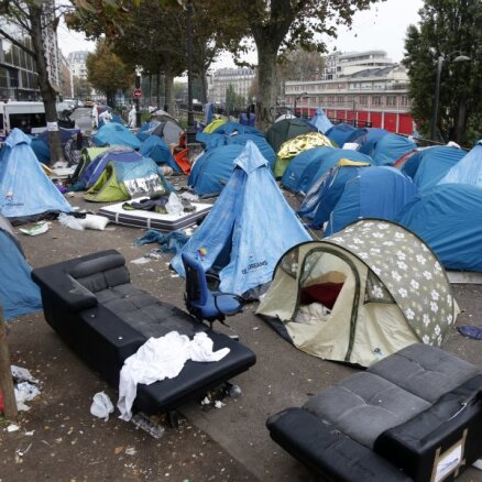 Парижская полиция закрывает лагерь мигрантов у метро 