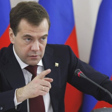 Krievijas mediji: Medvedevs asi kritizē valdību; varētu atlaist Putinu