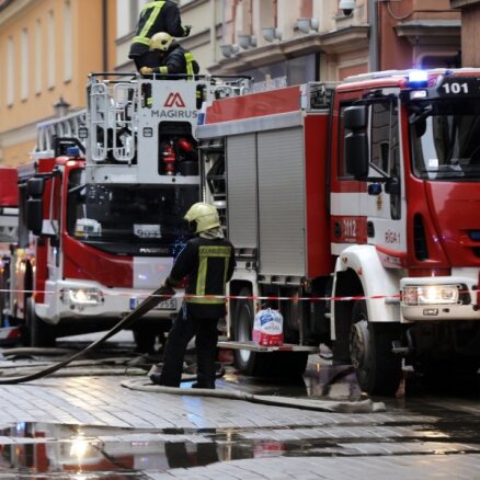 VUGD ierobežojis ugunsgrēku dzīvoklī Vaļņu ielā Rīgā