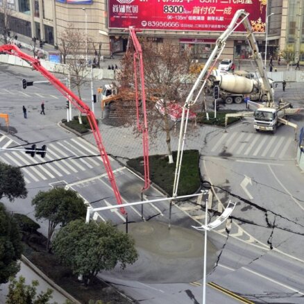 Foto: Ķīnieši radoši likvidē bedri pilsētas centrā