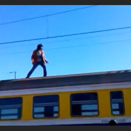 Jūrmalā  iereibis  vīrs  trako  uz  vilciena  jumta