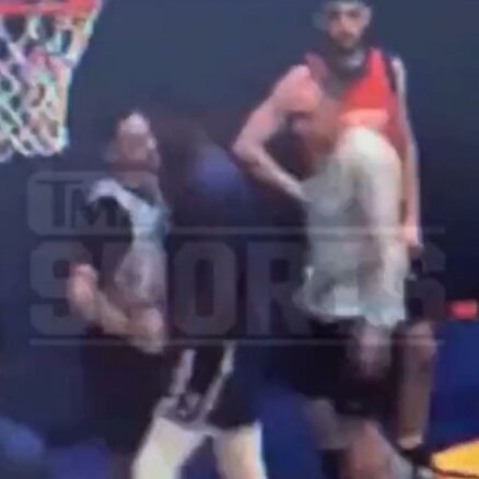 Video: Grīna agresīvais sitiens 'Warriors' komandas biedram Pūlam