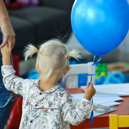 Bērnam bērnudārzā dāvana no īpaša viesa – Ričija Rū. Vai citi mazie cietīs?