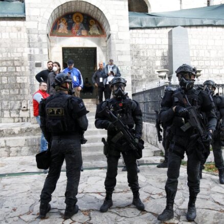 Melnkalnes policija izklīdina protestus pret jauno serbu pareizticīgās baznīcas Melnkalnē vadītāju