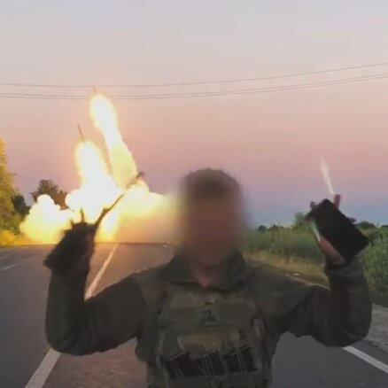 Video: Ukrainā dienu un nakti liesmo HIMARS raķetes
