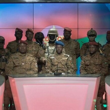 Armija no amata atstādinājusi Burkinafaso prezidentu