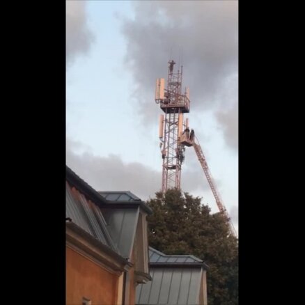 Video: Pārgalvis Dobelē uzrāpjas telekomunikāciju tornī