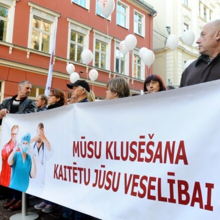 Foto: Mediķu protests pie Saeimas pulcē ap 300 cilvēku