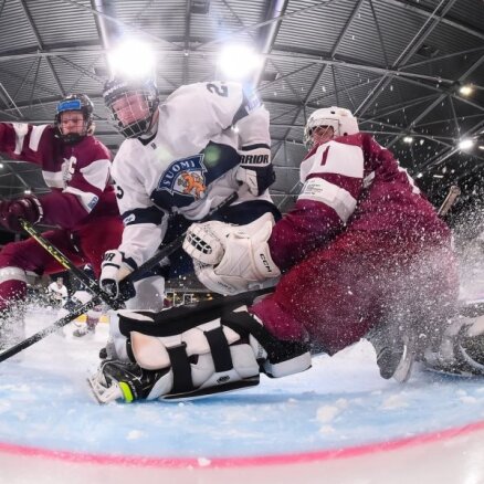 Latvijas U-18 hokejisti zaudē cīņā savu vārtu priekšā un piekāpjas somiem