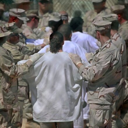 Последнего россиянина в Гуантанамо отправили из американской тюрьмы в ОАЭ