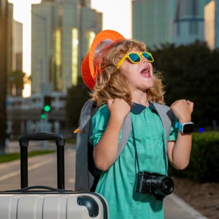 Relaksējoši galamērķi, gudri sakravāta soma: pieci padomi, kā ceļot ar bērnu ērti un bez raizēm