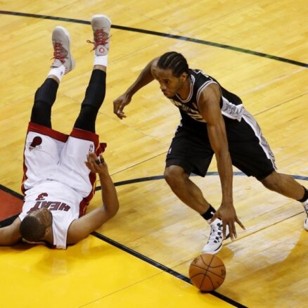 'Spurs' pārliecinoši sakauj 'Heat' un nonāk uzvaras attālumā no NBA čempionu titula