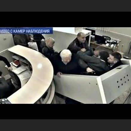 Video: Kā Ukrainas bijušais ģenerālprokurors lauzās uz lidmašīnu
