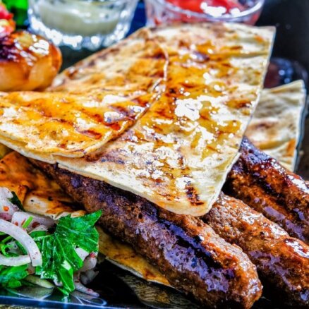Aprīļa izaicinājums – ļuļa kebabi: kā pagatavot nevainojami sulīgus gaļas iesmiņus