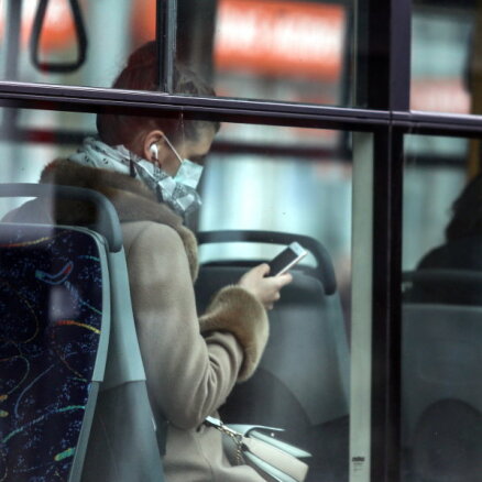 Maskas sabiedriskajā transportā varēs nevilkt, kad 'pandēmija šosezon būs beigusies', pauž Pavļuts