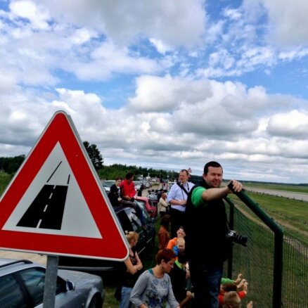 Foto: Ļaudis Rīgas lidostā gaida pasaulē lielākās lidmašīnas nolaišanos