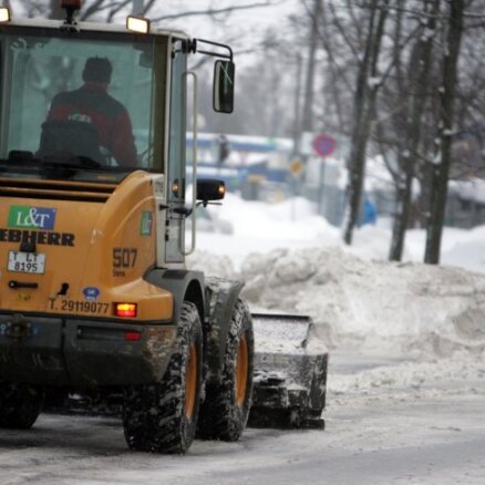 Sniega radītie sastrēgumi Rīgā – cīņai ielās mobilizēti tīrītāji un kaisītāji