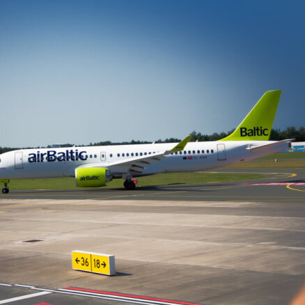 Atlidoja tik vēlu, ka lidostā jau izslēgtas gaismas. 'airBaltic' reisi kavējas biežāk