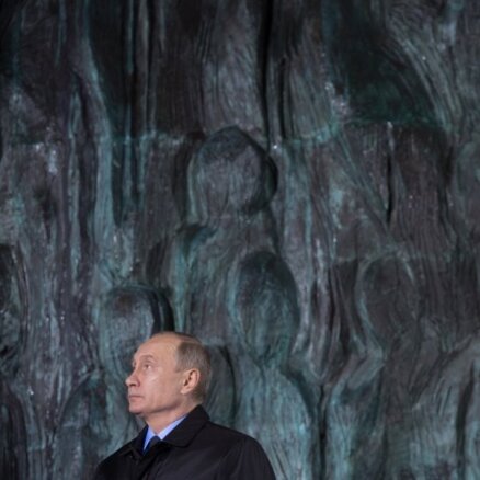 Foto: Putins atklāj pieminekli Staļina režīma upuriem