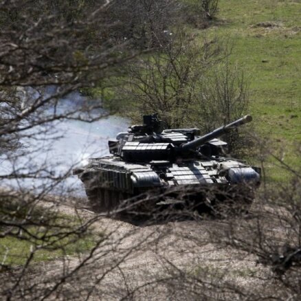 Pie Ukrainas robežas ir aptuveni 200 krievu tanki un 'Grad' artilērijas iekārtas, paziņo diplomāts