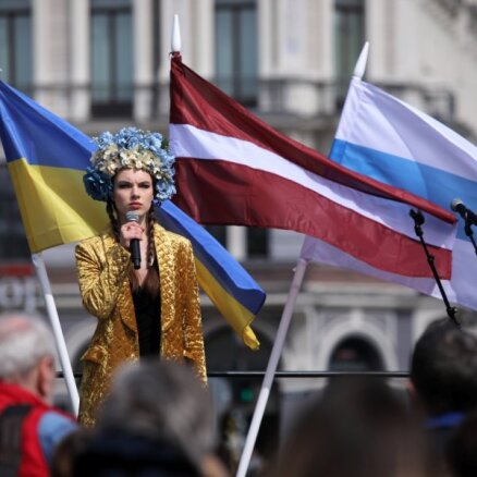 Video: Protests 'Krievu balss pret karu' Brīvības pieminekļa pakājē pulcē atbalstītājus