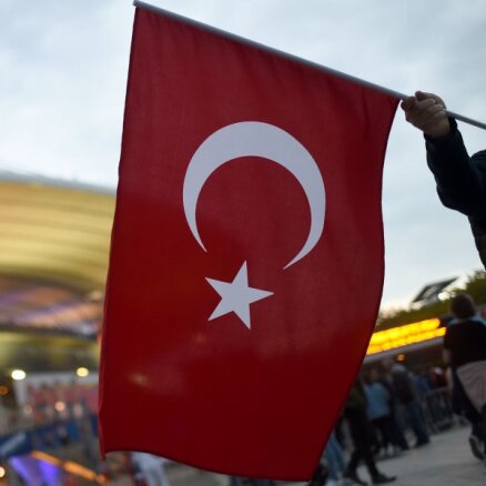 Turcija centīsies panākt 33 PKK dalībnieku un gilenistu izdošanu no Zviedrijas un Somijas