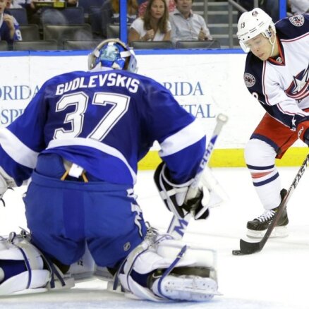 Gudļevskis NHL debijas mačā kļūst par tā spožāko zvaigzni