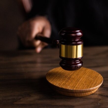 Tiesu izpildītāja Veinberga krimināllietu par sirmgalves apkrāpšanu turpinās izskatīt decembrī