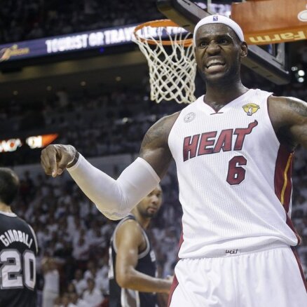 Lebrons Džeimss dramatiski notievējis