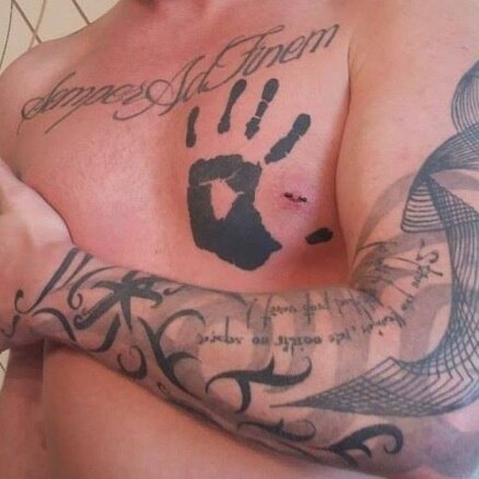 Pašmāju avantūrists ar caurdurtu krūtsgalu un drosmīgiem tetovējumiem – Eldars