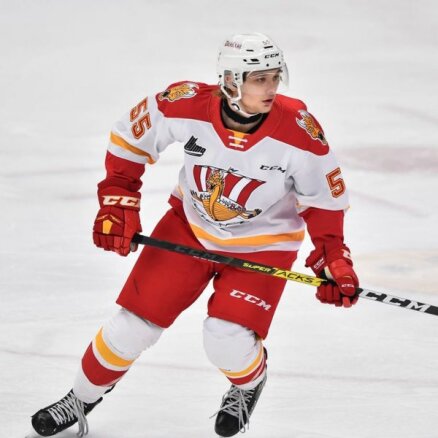 Raivis Ansons ceļā uz NHL. Vai sekos arī brālis?