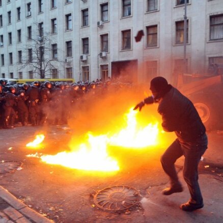 Foto: Asiņainie protesti Ukrainā - parādās signālraķetes, simtiem ievainoto