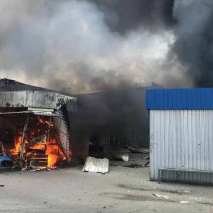 Krievija masīvi apšauda Slovjansku; pilsētā izcēlušies ugunsgrēki