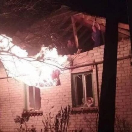 Prokremliskie kaujinieki atkal apšauda Staņicu Luhanski; aizdegusies dzīvojamā māja