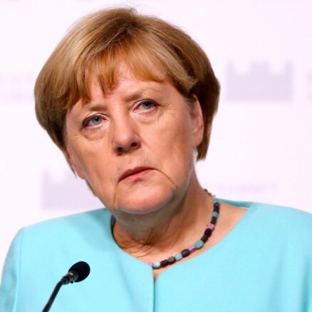 Меркель призвала ускорить высылку беженцев после атаки в Берлине