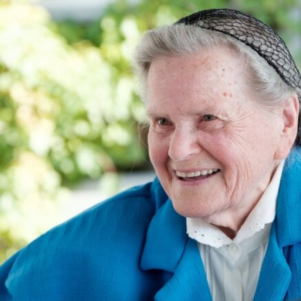 99 gadu vecumā Skaidrīte Teremta māca pensionāriem angļu valodu. Stāsts par mīlestību