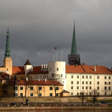 Rīgas pilij par gandrīz 32 000 eiro izgatavos astoņu vēsturisko krēslu kopijas
