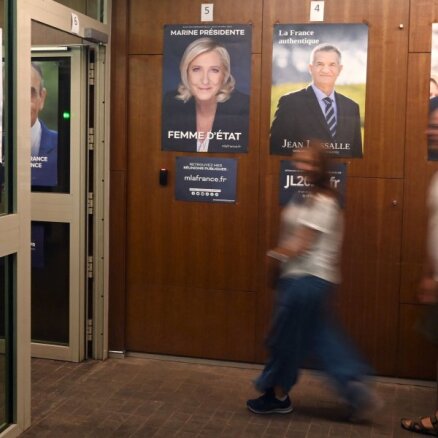 Francijā prezidenta vēlēšanu otrajā kārtā sacentīsies Makrons un Lepēna