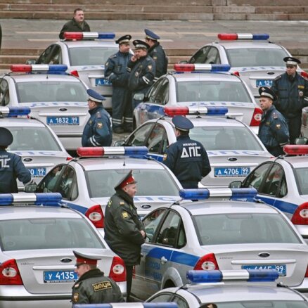 Krievijā piedzēries ceļu policists izraisa avāriju – iet bojā bez tiesībām braukušais narkomāns